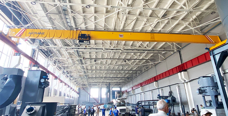 HD мостовой кран 5 тонн используется для перемещения оборудования на каменном заводе.